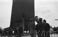 1971, Warszawa, Polska.
Radziecki samolot pasażerski Tu-144 w porcie lotniczym Warszawa-Okęcie.
Fot. Romuald Broniarek, zbiory Ośrodka KARTA