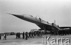 1971, Warszawa, Polska.
Radziecki samolot pasażerski Tu-144 w porcie lotniczym Warszawa-Okęcie.
Fot. Romuald Broniarek, zbiory Ośrodka KARTA