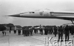 1971, Warszawa, Polska.
Radziecki samolot pasażerski Tu-144 w porcie lotniczym Warszawa-Okęcie.
Fot. Romuald Broniarek, zbiory Ośrodka KARTA