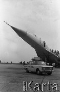 1971, Warszawa, Polska.
Radziecki samolot pasażerski Tu-144 w porcie lotniczym Warszawa-Okęcie.
Fot. Romuald Broniarek, zbiory Ośrodka KARTA