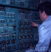 1971, Warszawa, Polska.
Radziecki samolot pasażerski Tu-144 w porcie lotniczym Warszawa-Okęcie.
Fot. Romuald Broniarek, zbiory Ośrodka KARTA