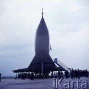 1971, Warszawa, Polska.
Radziecki samolot pasażerski Tu-144 w porcie lotniczym Warszawa-Okęcie.
Fot. Romuald Broniarek, zbiory Ośrodka KARTA