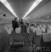 1971, Warszawa, Polska.
Radziecki samolot pasażerski Tu-144 w porcie lotniczym Warszawa-Okęcie.
Fot. Romuald Broniarek, zbiory Ośrodka KARTA