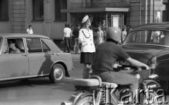 1971, Warszawa, Polska.
Skrzyżowanie ulic Świętokrzyskiej i Nowego Światu.
Fot. Romuald Broniarek, zbiory Ośrodka KARTA