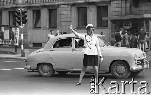 1971, Warszawa, Polska.
Skrzyżowanie ulic Świętokrzyskiej i Nowego Światu.
Fot. Romuald Broniarek, zbiory Ośrodka KARTA