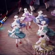 1971, Warszawa, Polska.
Występ Państwowego Ludowego Zespołu Pieśni i Tańca „Mazowsze