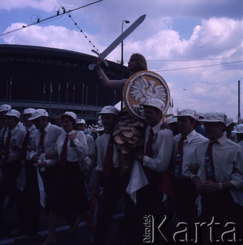 22.07.1971, Katowice, Polska.
Zlot Młodzieży Polskiej. W tle Wojewódzka Hala Widowiskowo-Sportowa.
Fot. Romuald Broniarek, zbiory Ośrodka KARTA