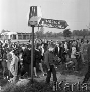 1971, Gradzanowo, Polska.
Radzieccy pionierzy zmierzający w kierunku grobu Anny Morozowej.
Fot. Romuald Broniarek, zbiory Ośrodka KARTA