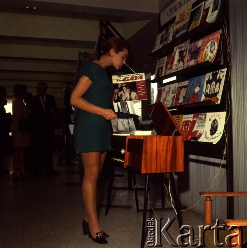 1971, Warszawa, Polska.
Księgarnia radziecka na ulicy Nowy Świat 47.
Fot. Romuald Broniarek, zbiory Ośrodka KARTA