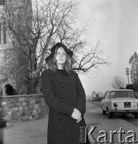 1971, Warszawa, Polska.
Artystka Magda Umer. W tle Kościół Nawiedzenia Najświętszej Maryi Panny na ulicy Przyrynek 2.
Fot. Romuald Broniarek, zbiory Ośrodka KARTA