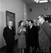 1971, Warszawa, Polska.
Wystawa obrazów Kuźmy Pietrowa-Wodkina w Muzeum Narodowym. Dyrektor Muzeum Stanisław Lorentz (z lewej) i ambasador ZSRR w Polsce Stanisłau Piłatowicz (trzeci z lewej).
Fot. Romuald Broniarek, zbiory Ośrodka KARTA