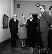1971, Warszawa, Polska.
Wystawa obrazów Kuźmy Pietrowa-Wodkina w Muzeum Narodowym. Dyrektor Muzeum Stanisław Lorentz (z lewej) i ambasador ZSRR w Polsce Stanisłau Piłatowicz (trzeci z lewej).
Fot. Romuald Broniarek, zbiory Ośrodka KARTA
