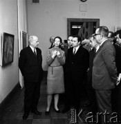 1971, Warszawa, Polska.
Wystawa obrazów Kuźmy Pietrowa-Wodkina w Muzeum Narodowym. Dyrektor Muzeum Stanisław Lorentz (z lewej). Ambasador ZSRR w Polsce Stanisłau Piłatowicz (trzeci z prawej).
Fot. Romuald Broniarek, zbiory Ośrodka KARTA