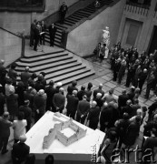 1971, Warszawa, Polska.
Wystawa obrazów Kuźmy Pietrowa-Wodkina w Muzeum Narodowym.
Fot. Romuald Broniarek, zbiory Ośrodka KARTA