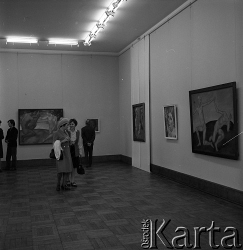 1971, Warszawa, Polska.
Wystawa obrazów Kuźmy Pietrowa-Wodkina w Muzeum Narodowym.
Fot. Romuald Broniarek, zbiory Ośrodka KARTA
