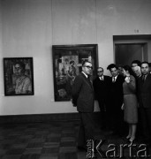 1971, Warszawa, Polska.
Wystawa obrazów Kuźmy Pietrowa-Wodkina w Muzeum Narodowym. Dyrektor Muzeum Stanisław Lorentz (drugi z prawej) i ambasador ZSRR w Polsce Stanisłau Piłatowicz (trzeci z prawej).
Fot. Romuald Broniarek, zbiory Ośrodka KARTA