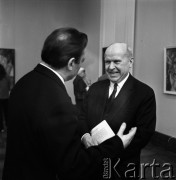 1971, Warszawa, Polska.
Wystawa obrazów Kuźmy Pietrowa-Wodkina w Muzeum Narodowym. Dyrektor Muzeum Stanisław Lorentz (z prawej) i ambasador ZSRR w Polsce Stanisłau Piłatowicz.
Fot. Romuald Broniarek, zbiory Ośrodka KARTA