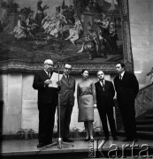 1971, Warszawa, Polska.
Wystawa obrazów Kuźmy Pietrowa-Wodkina w Muzeum Narodowym. Przemawia dyrektor Muzeum Stanisław Lorentz. Ambasador ZSRR w Polsce Stanisłau Piłatowicz (pierwszy z prawej).
Fot. Romuald Broniarek, zbiory Ośrodka KARTA