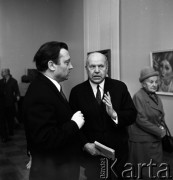 1971, Warszawa, Polska.
Wystawa obrazów Kuźmy Pietrowa-Wodkina w Muzeum Narodowym. Dyrektor Muzeum Stanisław Lorentz (z prawej) i ambasador ZSRR w Polsce Stanisłau Piłatowicz.
Fot. Romuald Broniarek, zbiory Ośrodka KARTA