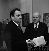 1971, Warszawa, Polska.
Wystawa obrazów Kuźmy Pietrowa-Wodkina w Muzeum Narodowym. Dyrektor Muzeum Stanisław Lorentz (z prawej) i ambasador ZSRR w Polsce Stanisłau Piłatowicz.
Fot. Romuald Broniarek, zbiory Ośrodka KARTA