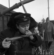1972, Polska.
Przeładunek zboża z ZSRR.
Fot. Romuald Broniarek, zbiory Ośrodka KARTA