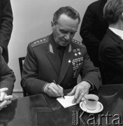 1972, Warszawa, Polska.
Radziecki dowódca wojskowy generał Paweł Batow w siedzibie Towarzystwa Przyjaźni Polsko-Radzieckiej mieszczącej się w pałacu byłego Klubu Warszawskiego Towarzystwa Myśliwskiego na ulicy Kredytowej 5/7.
Fot. Romuald Broniarek, zbiory Ośrodka KARTA