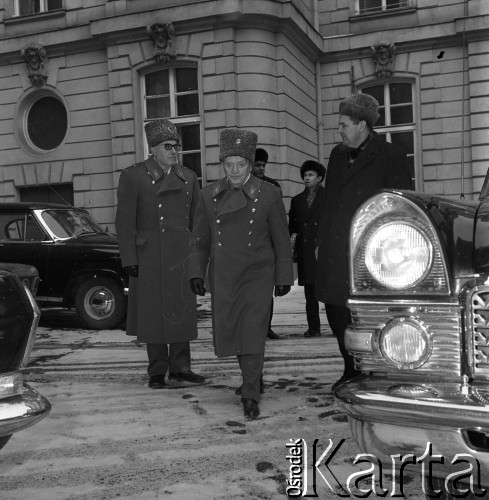 1972, Warszawa, Polska.
Radziecki dowódca wojskowy generał Paweł Batow (w środku) przed siedzibą Towarzystwa Przyjaźni Polsko-Radzieckiej mieszczącą się w pałacu byłego Klubu Warszawskiego Towarzystwa Myśliwskiego na ulicy Kredytowej 5/7.
Fot. Romuald Broniarek, zbiory Ośrodka KARTA