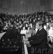 09.1971-01.1972, Katowice, Polska.
Wojewódzki Konkurs Muzyki Rosyjskiej i Radzieckiej w Liceum Muzycznym im. Karola Szymanowskiego. Występ Krystiana Zimermana.
Fot. Romuald Broniarek, zbiory Ośrodka KARTA