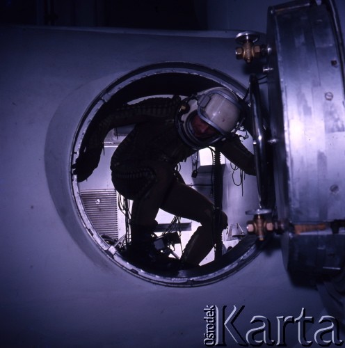 1972, Warszawa, Polska.
Wojskowy Instytut Medycyny Lotniczej przygotowujący polskich pilotów do lotów kosmicznych.
Fot. Romuald Broniarek, zbiory Ośrodka KARTA