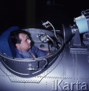 1972, Warszawa, Polska.
Wojskowy Instytut Medycyny Lotniczej przygotowujący polskich pilotów do lotów kosmicznych.
Fot. Romuald Broniarek, zbiory Ośrodka KARTA