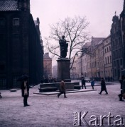 1972, Toruń, Polska.
Pomnik Mikołaja Kopernika na Rynku Staromiejskim.
Fot. Romuald Broniarek, zbiory Ośrodka KARTA