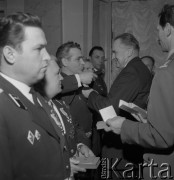 1972, Warszawa, Polska.
Premier Piotr Jaroszewicz nadaje odznaczenia oficerom radzieckim w Urzędzie Rady Ministrów mieszczącym się w Pałacu Namiestnikowskim na Krakowskim Przedmieściu 46/48.
Fot. Romuald Broniarek, zbiory Ośrodka KARTA