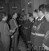 1972, Warszawa, Polska.
Minister Obrony Narodowej gen. dyw. Wojciech Jaruzelski
nadaje odznaczenia oficerom radzieckim w Urzędzie Rady Ministrów mieszczącym się w Pałacu Namiestnikowskim na Krakowskim Przedmieściu 46/48.
Fot. Romuald Broniarek, zbiory Ośrodka KARTA