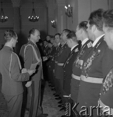 1972, Warszawa, Polska.
Minister Obrony Narodowej gen. dyw. Wojciech Jaruzelski
nadaje odznaczenia oficerom radzieckim w Urzędzie Rady Ministrów mieszczącym się w Pałacu Namiestnikowskim na Krakowskim Przedmieściu 46/48.
Fot. Romuald Broniarek, zbiory Ośrodka KARTA