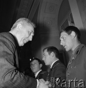 1972, Warszawa, Polska.
I sekretarz KC PZPR Edward Gierek nadaje odznaczenia oficerom radzieckim w Urzędzie Rady Ministrów mieszczącym się w Pałacu Namiestnikowskim na Krakowskim Przedmieściu 46/48.
Fot. Romuald Broniarek, zbiory Ośrodka KARTA