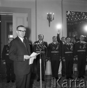 1972, Warszawa, Polska.
Przemówienie premiera Piotra Jaroszewicza podczas uroczystości nadania odznaczeń oficerom radzieckim w Urzędzie Rady Ministrów mieszczącym się w Pałacu Namiestnikowskim na Krakowskim Przedmieściu 46/48.
Fot. Romuald Broniarek, zbiory Ośrodka KARTA