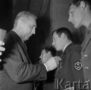 1972, Warszawa, Polska.
I sekretarz KC PZPR Edward Gierek nadaje odznaczenia oficerom radzieckim w Urzędzie Rady Ministrów mieszczącym się w Pałacu Namiestnikowskim na Krakowskim Przedmieściu 46/48.
Fot. Romuald Broniarek, zbiory Ośrodka KARTA