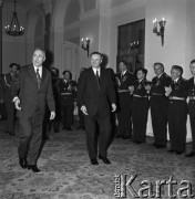 1972, Warszawa, Polska.
I sekretarz KC PZPR Edward Gierek (z lewej) i premier Piotr Jaroszewicz podczas uroczystości nadania odznaczeń oficerom radzieckim w Urzędzie Rady Ministrów mieszczącym się w Pałacu Namiestnikowskim na Krakowskim Przedmieściu 46/48.
Fot. Romuald Broniarek, zbiory Ośrodka KARTA