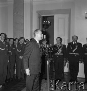 1972, Warszawa, Polska.
Przemówienie I sekretarza KC PZPR Edwarda Gierka podczas uroczystości nadania odznaczeń oficerom radzieckim w Urzędzie Rady Ministrów mieszczącym się w Pałacu Namiestnikowskim na Krakowskim Przedmieściu 46/48.
Fot. Romuald Broniarek, zbiory Ośrodka KARTA