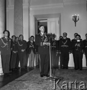 1972, Warszawa, Polska.
Uroczystość nadania odznaczeń oficerom radzieckim w Urzędzie Rady Ministrów mieszczącym się w Pałacu Namiestnikowskim na Krakowskim Przedmieściu 46/48.
Fot. Romuald Broniarek, zbiory Ośrodka KARTA