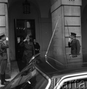 1972, Warszawa, Polska.
Minister Obrony Narodowej gen. dyw. Wojciech Jaruzelski
wychodzi z Pałacu Namiestnikowskiego na ulicy Krakowskie Przedmieście 46/48 po uroczystości nadania odznaczeń oficerom radzieckim w Urzędzie Rady Ministrów.
Fot. Romuald Broniarek, zbiory Ośrodka KARTA
