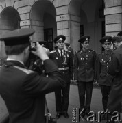 1972, Warszawa, Polska.
Uroczystość nadania odznaczeń oficerom radzieckim w Urzędzie Rady Ministrów mieszczącym się w Pałacu Namiestnikowskim na Krakowskim Przedmieściu 46/48.
Fot. Romuald Broniarek, zbiory Ośrodka KARTA