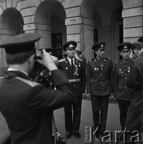 1972, Warszawa, Polska.
Uroczystość nadania odznaczeń oficerom radzieckim w Urzędzie Rady Ministrów mieszczącym się w Pałacu Namiestnikowskim na Krakowskim Przedmieściu 46/48.
Fot. Romuald Broniarek, zbiory Ośrodka KARTA