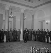 1972, Warszawa, Polska.
Przemówienie premiera Piotra Jaroszewicza podczas uroczystości nadania odznaczeń oficerom radzieckim w Urzędzie Rady Ministrów mieszczącym się w Pałacu Namiestnikowskim na Krakowskim Przedmieściu 46/48. Z tyłu stoją: Minister Obrony Narodowej gen. dyw. Wojciech Jaruzelski (trzeci od lewej) oraz I sekretarz KC PZPR Edward Gierek (czwarty od lewej).
Fot. Romuald Broniarek, zbiory Ośrodka KARTA