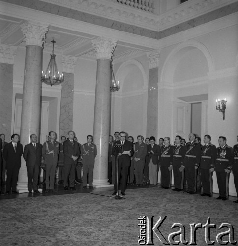 1972, Warszawa, Polska.
Przemówienie premiera Piotra Jaroszewicza podczas uroczystości nadania odznaczeń oficerom radzieckim w Urzędzie Rady Ministrów mieszczącym się w Pałacu Namiestnikowskim na Krakowskim Przedmieściu 46/48. Z tyłu stoją: Minister Obrony Narodowej gen. dyw. Wojciech Jaruzelski (trzeci od lewej) oraz I sekretarz KC PZPR Edward Gierek (czwarty od lewej).
Fot. Romuald Broniarek, zbiory Ośrodka KARTA