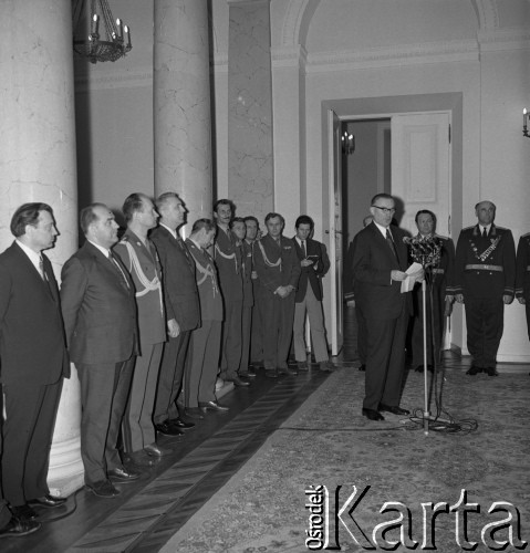 1972, Warszawa, Polska.
Przemówienie premiera Piotra Jaroszewicza podczas uroczystości nadania odznaczeń oficerom radzieckim w Urzędzie Rady Ministrów mieszczącym się w Pałacu Namiestnikowskim na Krakowskim Przedmieściu 46/48. Z tyłu stoją: Minister Obrony Narodowej gen. dyw. Wojciech Jaruzelski (trzeci od lewej) oraz I sekretarz KC PZPR Edward Gierek (czwarty od lewej).
Fot. Romuald Broniarek, zbiory Ośrodka KARTA