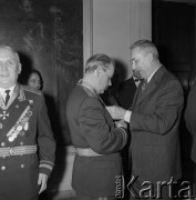 1972, Warszawa, Polska.
I sekretarz KC PZPR Edward Gierek nadaje odznaczenie oficerowi radzieckiemu w Urzędzie Rady Ministrów mieszczącym się w Pałacu Namiestnikowskim na Krakowskim Przedmieściu 46/48.
Fot. Romuald Broniarek, zbiory Ośrodka KARTA