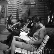 1972, Warszawa, Polska.
Kampus Główny Uniwersytetu Warszawskiego na Krakowskim Przedmieściu. W tle Biblioteka Uniwersytetu Warszawskiego.
Fot. Romuald Broniarek, zbiory Ośrodka KARTA