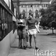 1972, Warszawa, Polska.
Kampus Główny Uniwersytetu Warszawskiego na Krakowskim Przedmieściu. W tle gmach Biblioteki Uniwersytetu Warszawskiego.
Fot. Romuald Broniarek, zbiory Ośrodka KARTA