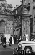 1972, Warszawa, Polska.
Brama Główna Uniwersytetu Warszawskiego na Krakowskim Przedmieściu.
Fot. Romuald Broniarek, zbiory Ośrodka KARTA
